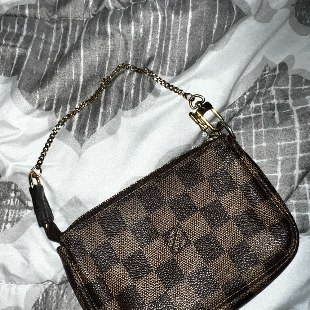 Luis Vuitton mini pochette